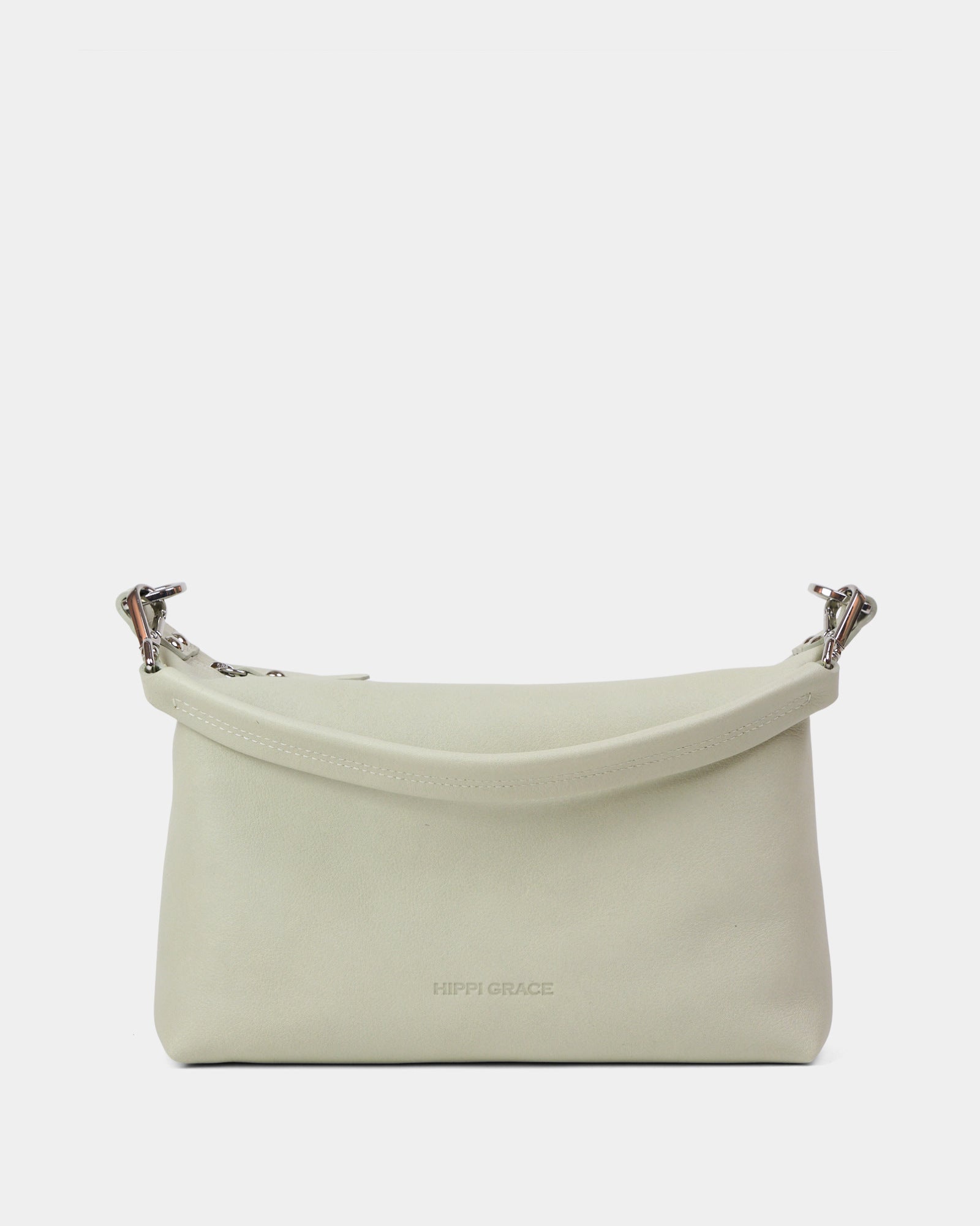 Hippi Grace Lucca i fargen bohem luxe ivory er en liten skinnveske til dame. Vesken har et minimalistisk og tidløst design, og har et praktisk interiør med glidelås lukking i topp. Skinnvesken kommer med en skulderstropp og en regulerbar crossbody stropp, begge avtagbare. Norsk Design. Lysebrun skinnveske dame. Brun Veske dame. Hverdagsveske. Festveske. Ekte skinn. Bærekraftig. Skulderveske dame. Crossbody veske dame. Crossbodyveske. Små veske. Mindre veske. 