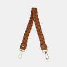 Flettet skulderstropp i Klassisk Ku-skinn, gulldetaljer. Hippi Grace Flettet Rund Skulderstropp i bohem luxe tan med gulldetaljer. Ekte skinn. Norsk Design. Skinnstropp til veske. Skulderstropp til veske. Skinnveske tilbehør. Skulderstropp i ekte skinn med flette detaljer.