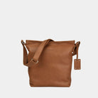 Crossbody veske i bohem luxe Ku-skinn, med regulerbar skulderstropp, glidelås-lukning og sølvdetaljer.