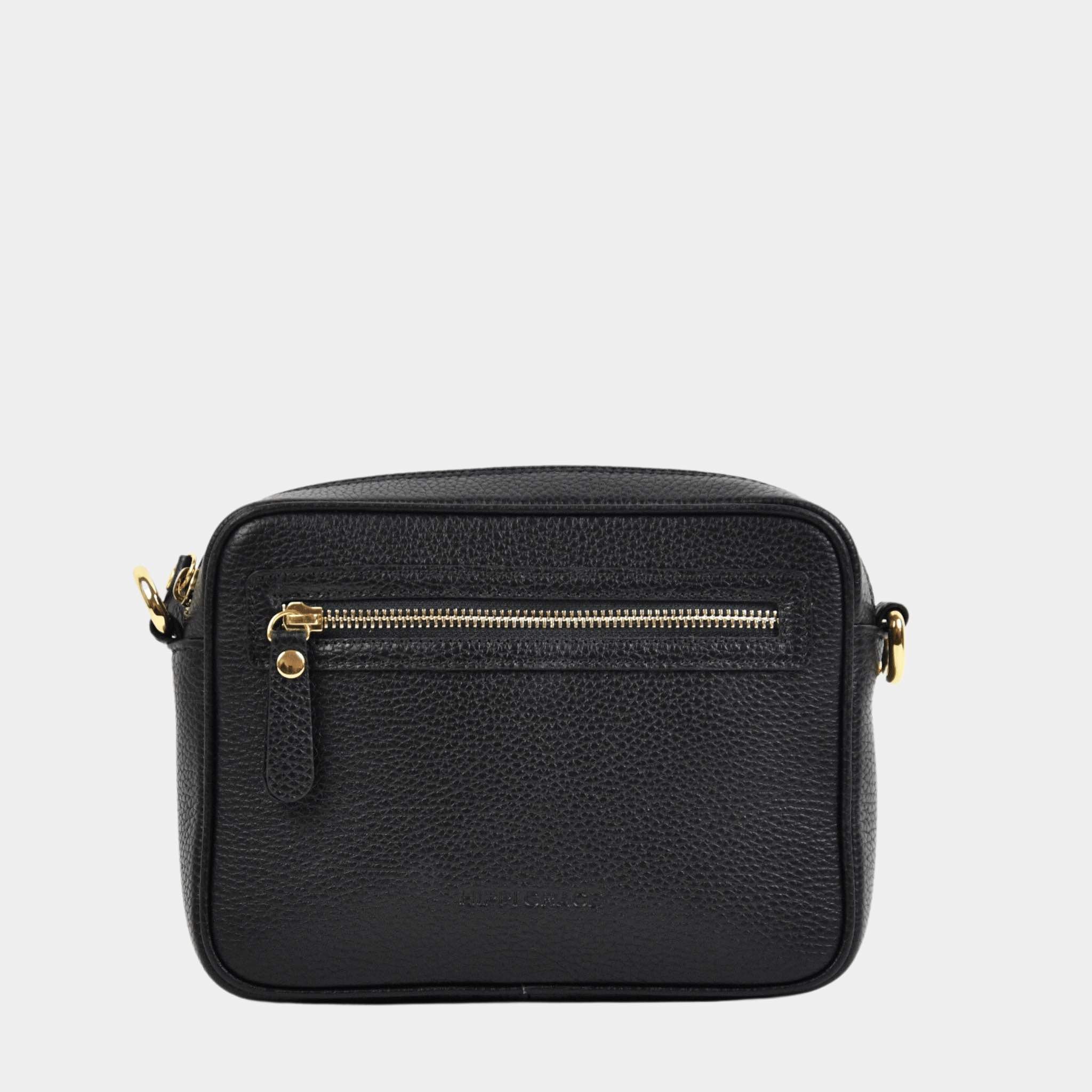 Hippi Grace Brighton er en liten veske til dame i ekte skinn. Vesken kommer med en regulerbar crossbody stropp. Vesken har et praktisk interiør med glidelås lukking i topp, samt en glidelås lomme på forsiden av vesken. Liten Skinnveske Til Dame. Sort Skinnveske til dame. Liten veske til dame i Sort. Svart skinnveske. Liten Crossbody veske. Veske Dame. Brighton i klassisk sort med gull detaljer. Norsk Design.