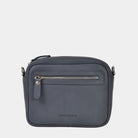 Hippi Grace Brighton er en liten veske til dame i ekte skinn. Vesken kommer med en regulerbar crossbody stropp. Vesken har et praktisk interiør med glidelås lukking i topp, samt en glidelås lomme på forsiden av vesken. Liten Skinnveske Til Dame. Blålilla Skinnveske til dame. Liten veske til dame i indigo. Blå skinnveske. Liten Crossbody veske. Veske Dame. Brighton i bohem luxe Indigo. Norsk Design.