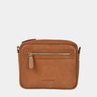 Hippi Grace Brighton er en liten veske til dame i ekte skinn. Vesken kommer med en regulerbar crossbody stropp. Vesken har et praktisk interiør med glidelås lukking i topp, samt en glidelås lomme på forsiden av vesken. Liten Skinnveske Til Dame. Lysebrun Skinnveske til dame. Liten veske til dame i brun. Brun skinnveske. Liten Crossbody veske. Veske Dame. Brighton i bohem luxe tan. Norsk Design. 