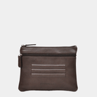 Hippi Grace Cadizfornia er en Liten veske  til dame i ekte skinn, crossbody skulderstropp, håndeddstropp,utvendig glidelås-lomme foran og bak, glidelås lukking, sølvdetaljer. Hippi Grace Cadizfornia i fargen Bohem Luxe Mocca med sølv detaljer. Brun veske. Mørkebrun Veske. Veske Dame. Norsk Design. Liten Crossbody veske dame. Vesken har et praktisk interiør og har glidelås lukking i topp. 