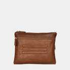 Hippi Grace Cadizfornia er en Liten veske  til dame i ekte skinn, crossbody skulderstropp, håndeddstropp,utvendig glidelås-lomme foran og bak, glidelås lukking, sølvdetaljer. Hippi Grace Cadizfornia i fargen Bohem Luxe Tan med sølv detaljer. Cognac veske. Brun Veske. Veske Dame. Norsk Design. Liten Crossbody veske dame. Vesken har et praktisk interiør og har glidelås lukking i topp. 