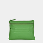 Hippi Grace Cadizfornia er en Liten veske  til dame i ekte skinn, crossbody skulderstropp, håndeddstropp,utvendig glidelås-lomme foran og bak, glidelås lukking, sølvdetaljer. Hippi Grace Cadizfornia i fargen Klassisk Hierba med sølv detaljer. Hierba veske. Grønn Veske. Veske Dame. Norsk Design. Liten Crossbody veske dame. Vesken har et praktisk interiør og har glidelås lukking i topp. 