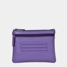 Hippi Grace Cadizfornia er en Liten veske  til dame i ekte skinn, crossbody skulderstropp, håndeddstropp,utvendig glidelås-lomme foran og bak, glidelås lukking, sølvdetaljer. Hippi Grace Cadizfornia i fargen Klassisk Purple med sølv detaljer. Mørkelilla veske. Lilla Veske. Veske Dame. Norsk Design. Liten Crossbody veske dame. Vesken har et praktisk interiør og har glidelås lukking i topp. 