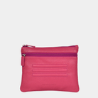 Hippi Grace Cadizfornia er en Liten veske  til dame i ekte skinn, crossbody skulderstropp, håndeddstropp,utvendig glidelås-lomme foran og bak, glidelås lukking, sølvdetaljer. Hippi Grace Cadizfornia i fargen klassisk Mørk Rosa med sølv detaljer. Mørkerosa veske. Rosa Veske. Veske Dame. Norsk Design. Liten Crossbody veske dame. Vesken har et praktisk interiør og har glidelås lukking i topp. 