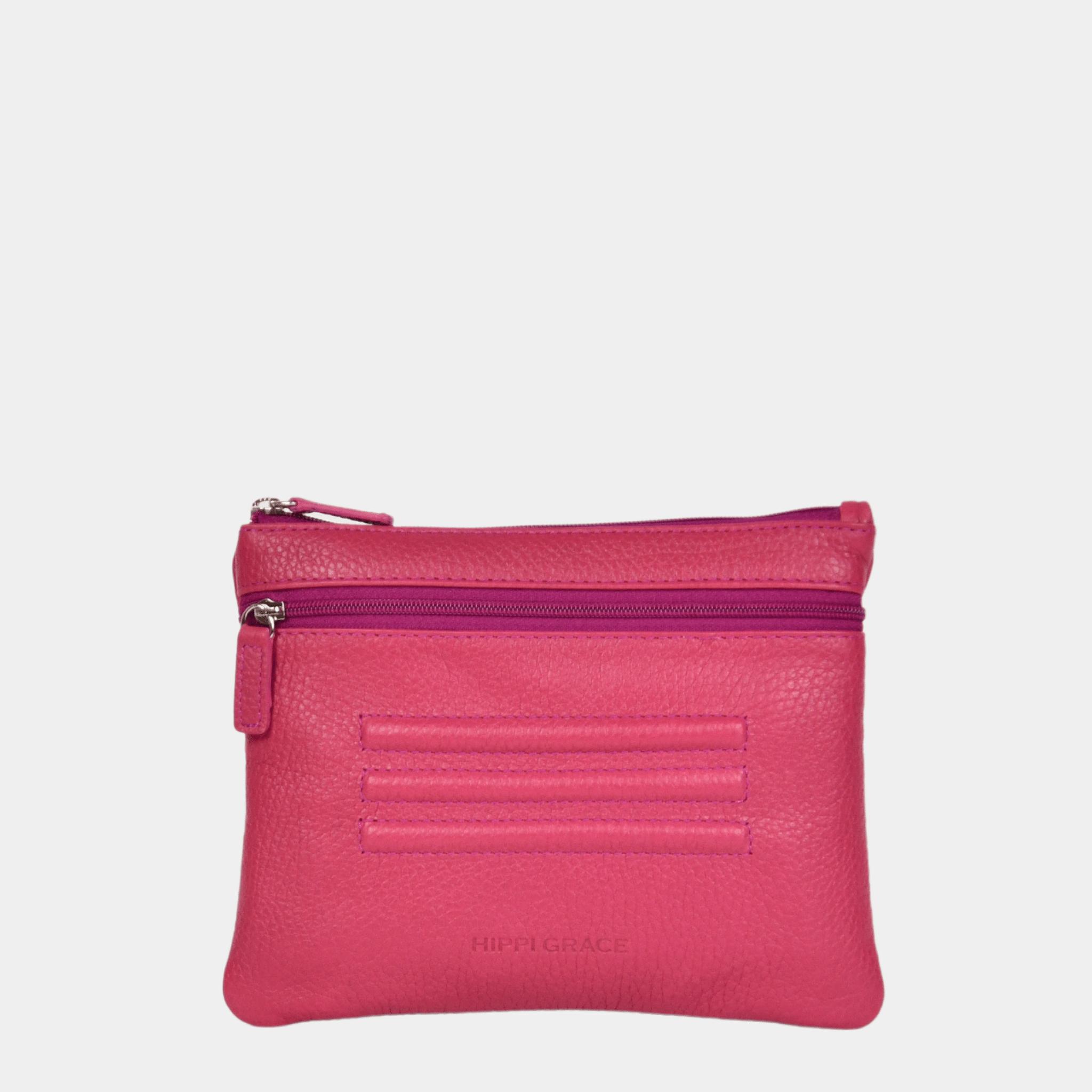 Hippi Grace Cadizfornia er en Liten veske  til dame i ekte skinn, crossbody skulderstropp, håndeddstropp,utvendig glidelås-lomme foran og bak, glidelås lukking, sølvdetaljer. Hippi Grace Cadizfornia i fargen klassisk Mørk Rosa med sølv detaljer. Mørkerosa veske. Rosa Veske. Veske Dame. Norsk Design. Liten Crossbody veske dame. Vesken har et praktisk interiør og har glidelås lukking i topp. 