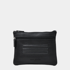 Hippi Grace Cadizfornia er en Liten veske  til dame i ekte skinn, crossbody skulderstropp, håndeddstropp,utvendig glidelås-lomme foran og bak, glidelås lukking, sølvdetaljer. Hippi Grace Cadizfornia i fargen klassisk sort med sølv detaljer. Sort veske. Svart Veske. Veske Dame. Norsk Design. Liten Crossbody veske dame. Vesken har et praktisk interiør og har glidelås lukking i topp. 