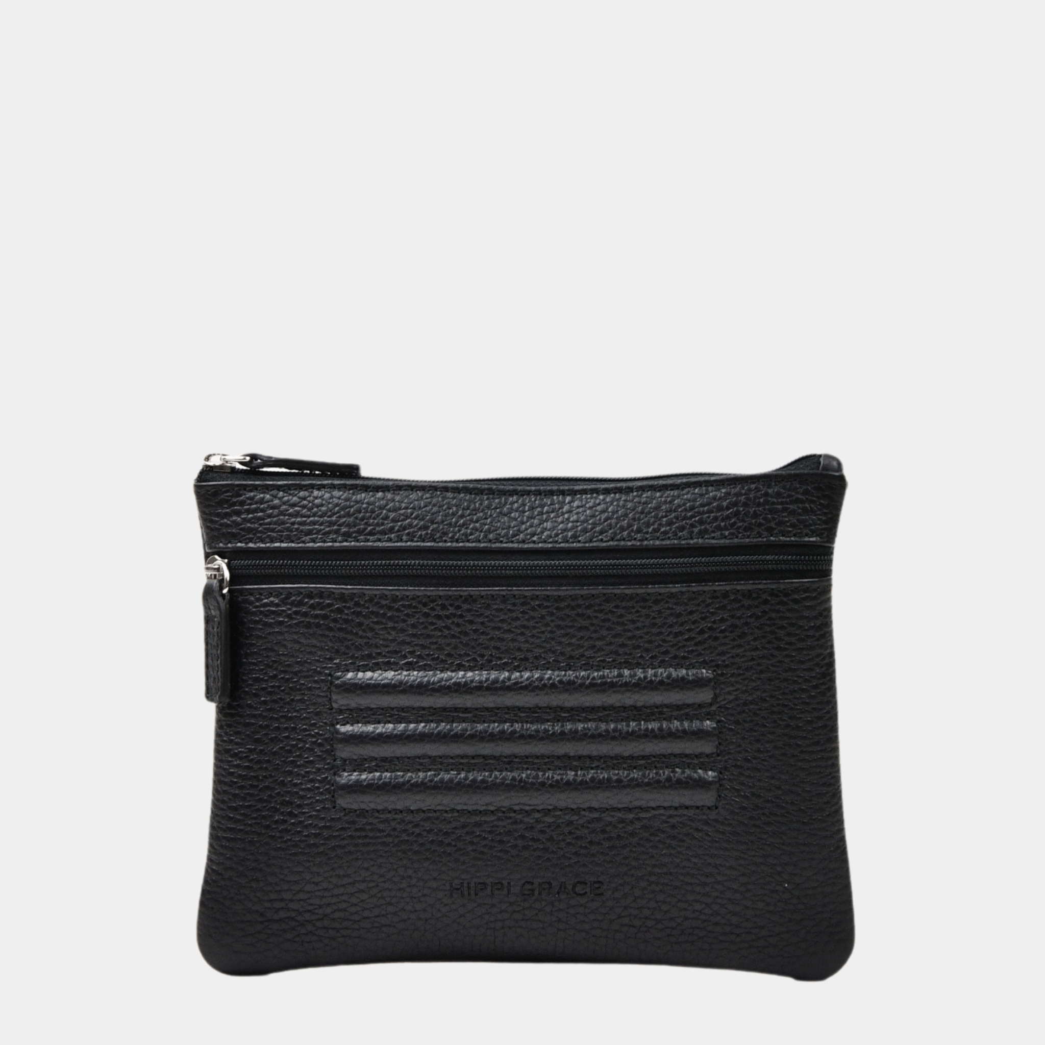 Hippi Grace Cadizfornia er en Liten veske  til dame i ekte skinn, crossbody skulderstropp, håndeddstropp,utvendig glidelås-lomme foran og bak, glidelås lukking, sølvdetaljer. Hippi Grace Cadizfornia i fargen klassisk sort med sølv detaljer. Sort veske. Svart Veske. Veske Dame. Norsk Design. Liten Crossbody veske dame. Vesken har et praktisk interiør og har glidelås lukking i topp. 