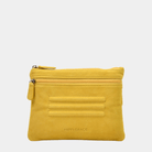 Hippi Grace Cadizfornia er en Liten veske  til dame i ekte skinn, crossbody skulderstropp, håndeddstropp,utvendig glidelås-lomme foran og bak, glidelås lukking, sølvdetaljer. Hippi Grace Cadizfornia i fargen nobuck Gul med sølv detaljer. Gul veske. Gul Veske. Veske Dame. Norsk Design. Liten Crossbody veske dame. Vesken har et praktisk interiør og har glidelås lukking i topp. 