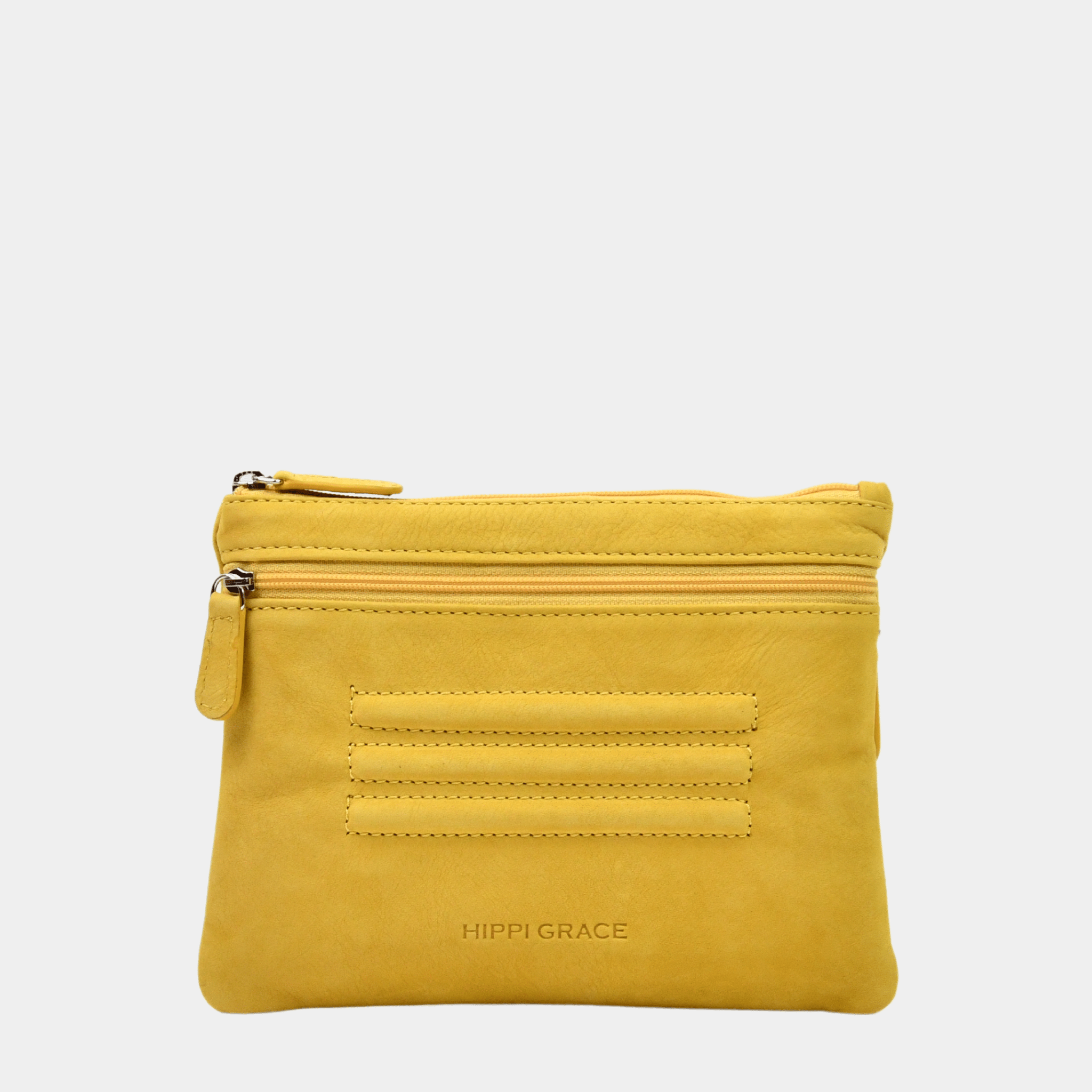 Hippi Grace Cadizfornia er en Liten veske  til dame i ekte skinn, crossbody skulderstropp, håndeddstropp,utvendig glidelås-lomme foran og bak, glidelås lukking, sølvdetaljer. Hippi Grace Cadizfornia i fargen nobuck Gul med sølv detaljer. Gul veske. Gul Veske. Veske Dame. Norsk Design. Liten Crossbody veske dame. Vesken har et praktisk interiør og har glidelås lukking i topp. 