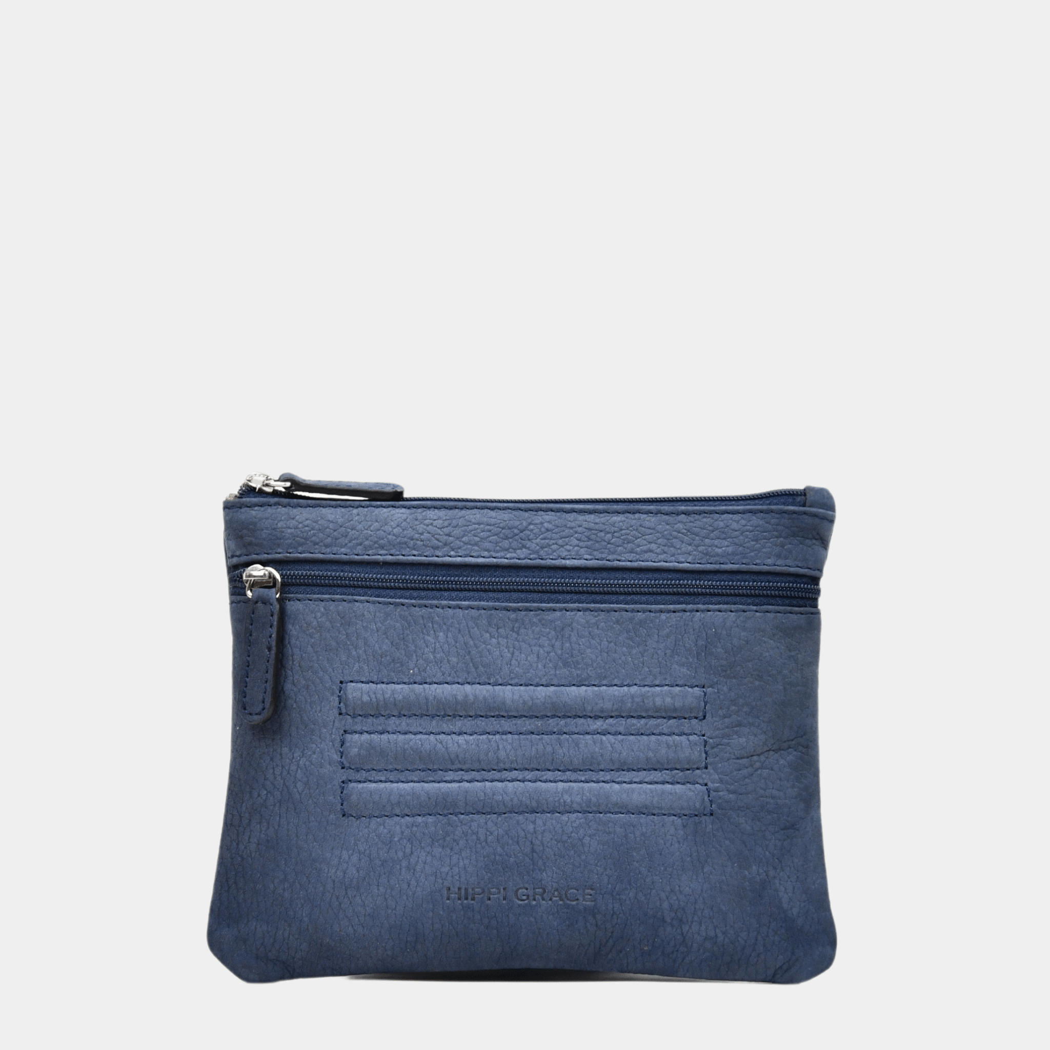 Hippi Grace Cadizfornia er en Liten veske  til dame i ekte skinn, crossbody skulderstropp, håndeddstropp,utvendig glidelås-lomme foran og bak, glidelås lukking, sølvdetaljer. Hippi Grace Cadizfornia i fargen nobuck jeansblå med sølv detaljer. Mørkeblå veske. Blå Veske. Veske Dame. Norsk Design. Liten Crossbody veske dame. Vesken har et praktisk interiør og har glidelås lukking i topp. 