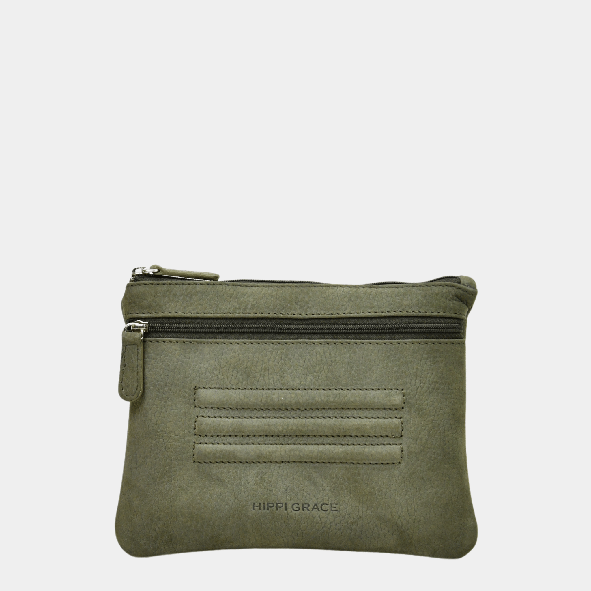 Hippi Grace Cadizfornia er en Liten veske  til dame i ekte skinn, crossbody skulderstropp, håndeddstropp,utvendig glidelås-lomme foran og bak, glidelås lukking, sølvdetaljer. Hippi Grace Cadizfornia i fargen nobuck Kaki med sølv detaljer. Grønn veske. Militærgrønn Veske. Veske Dame. Norsk Design. Liten Crossbody veske dame. Vesken har et praktisk interiør og har glidelås lukking i topp. 