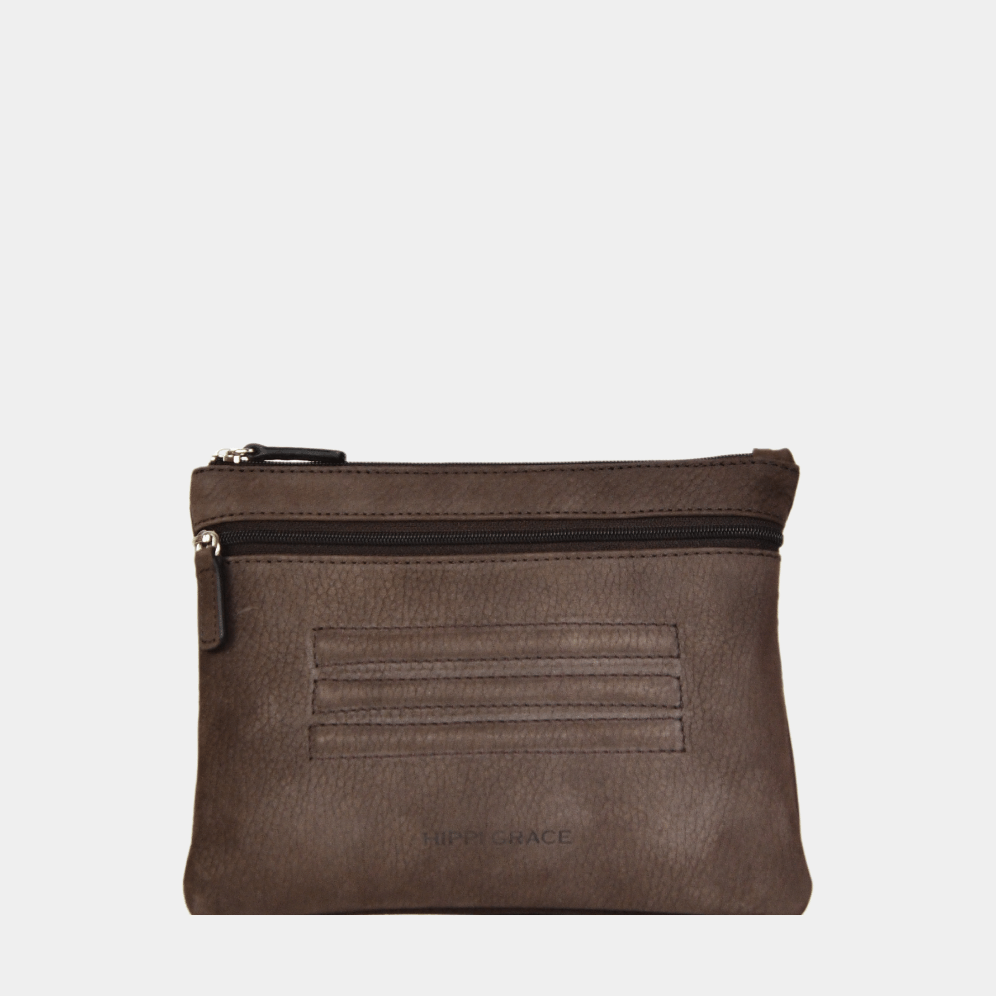 Hippi Grace Cadizfornia er en Liten veske  til dame i ekte skinn, crossbody skulderstropp, håndeddstropp,utvendig glidelås-lomme foran og bak, glidelås lukking, sølvdetaljer. Hippi Grace Cadizfornia i fargen nobuck Mocca med sølv detaljer. Mørkebrun  veske. Mørke Brun Veske. Veske Dame. Norsk Design. Liten Crossbody veske dame. Vesken har et praktisk interiør og har glidelås lukking i topp. 