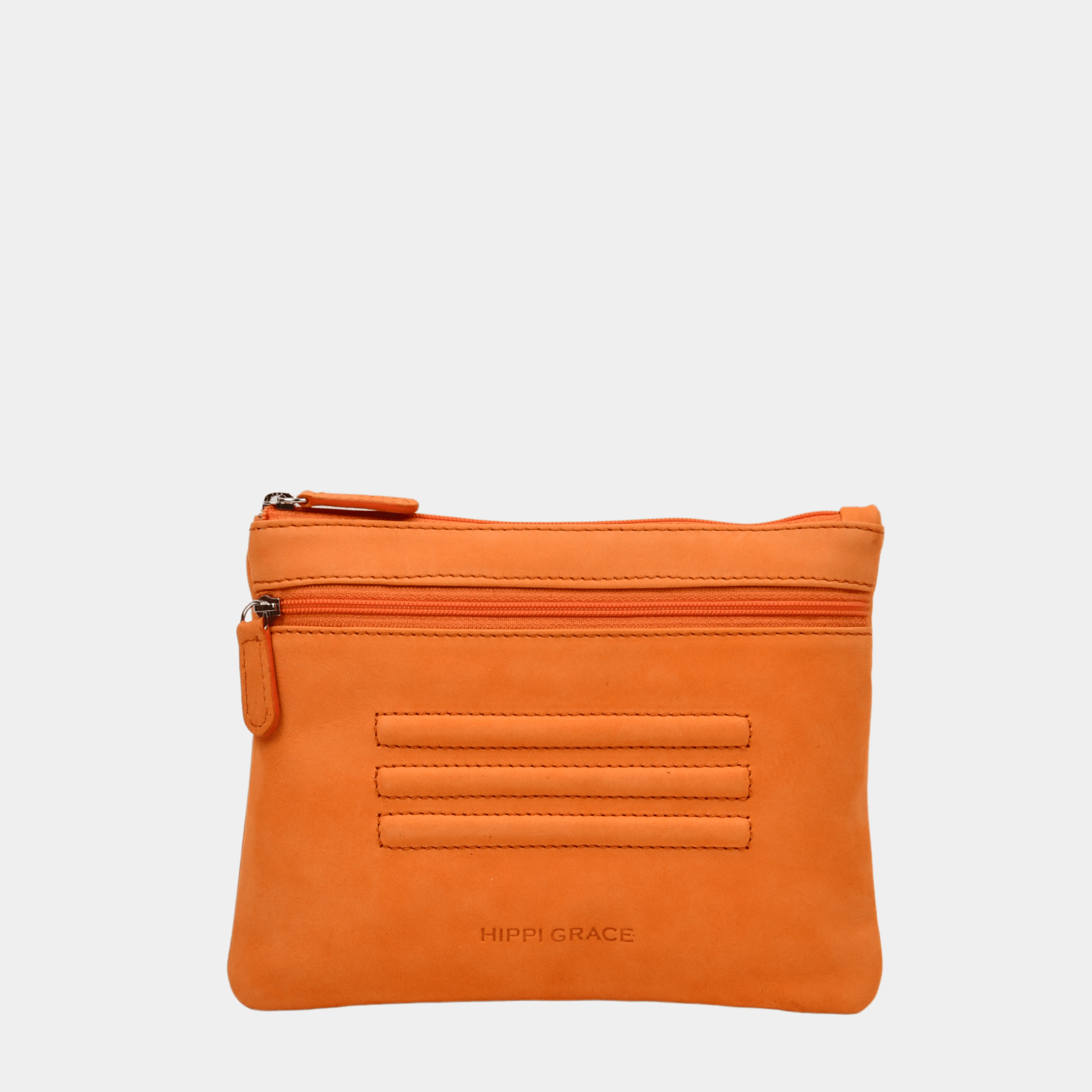 Hippi Grace Cadizfornia er en Liten veske  til dame i ekte skinn, crossbody skulderstropp, håndeddstropp,utvendig glidelås-lomme foran og bak, glidelås lukking, sølvdetaljer. Hippi Grace Cadizfornia i fargen nobuck orange med sølv detaljer. Oransj veske. Oransje Veske. Veske Dame. Norsk Design. Liten Crossbody veske dame. Vesken har et praktisk interiør og har glidelås lukking i topp. 