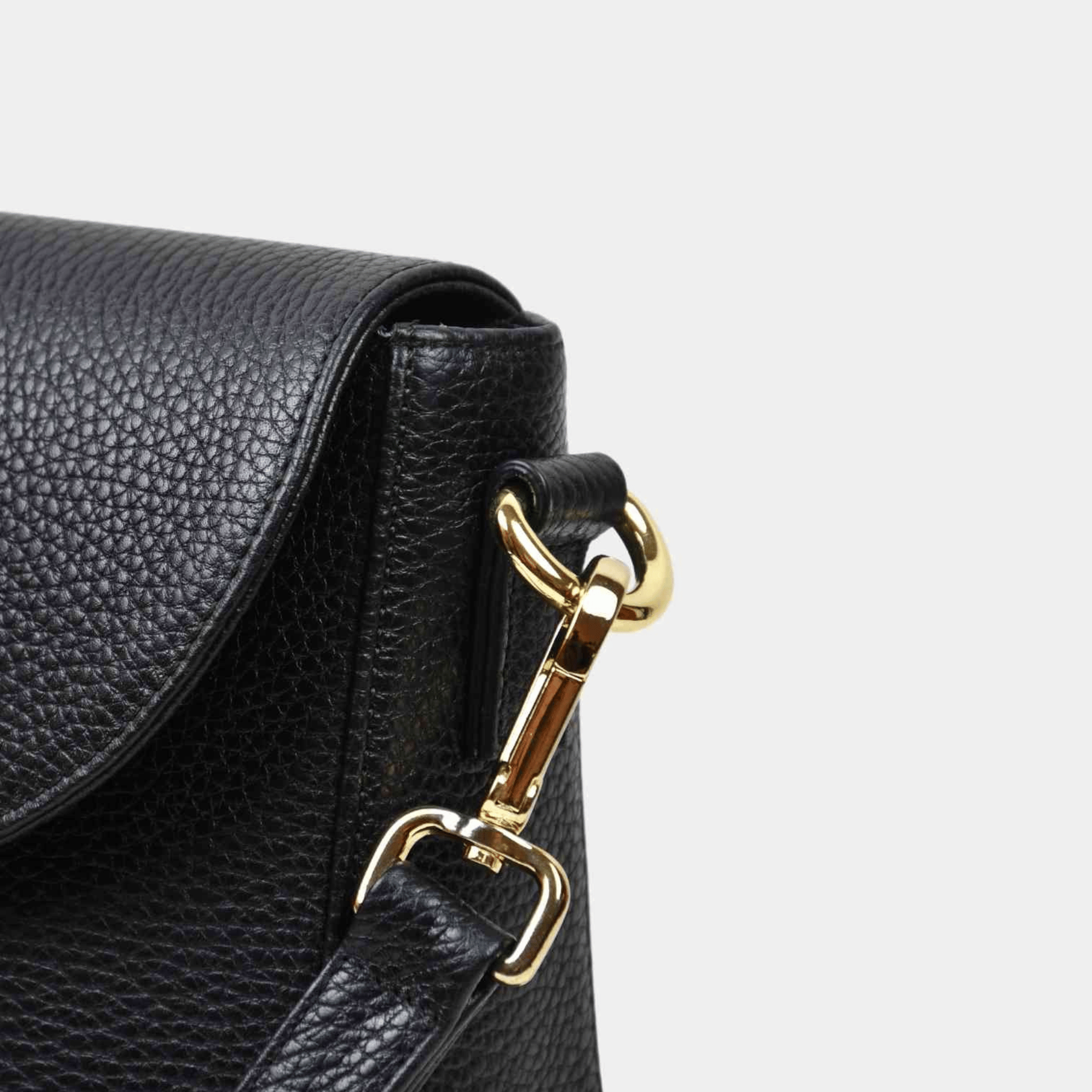 Liten veske i Ku-skinn, crossbody skulderstropp, klikk-lås i gulldetaljer. [wv]