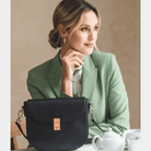 Liten veske i Ku-skinn, crossbody skulderstropp, klikk-lås i gulldetaljer. Hippi Grace Chicago i Coco Sort m/Gull er en veske til dame i ekte skinn. Det er en mellomstor crossbody veske, som passer perfekt til hverdagen og fest. Mellomstor veske dame. Hverdagsveske. Festveske. Liten veske. Mellomstor veske. Crossbody veske. Mellomstor Skinnveske til dame. [wv]