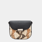 Liten veske i Ku-skinn, crossbody skulderstropp, klikk-lås i gulldetaljer. Hippi Grace Chicago i Klassisk Sort og Snake er en veske til dame i ekte skinn. Det er en mellomstor crossbody veske, som passer perfekt til hverdagen og fest. Mellomstor veske dame. Hverdagsveske. Festveske. Liten veske. Mellomstor veske. Crossbody veske. Liten veske i skinn til dame. Svart veske. Sort veske.  