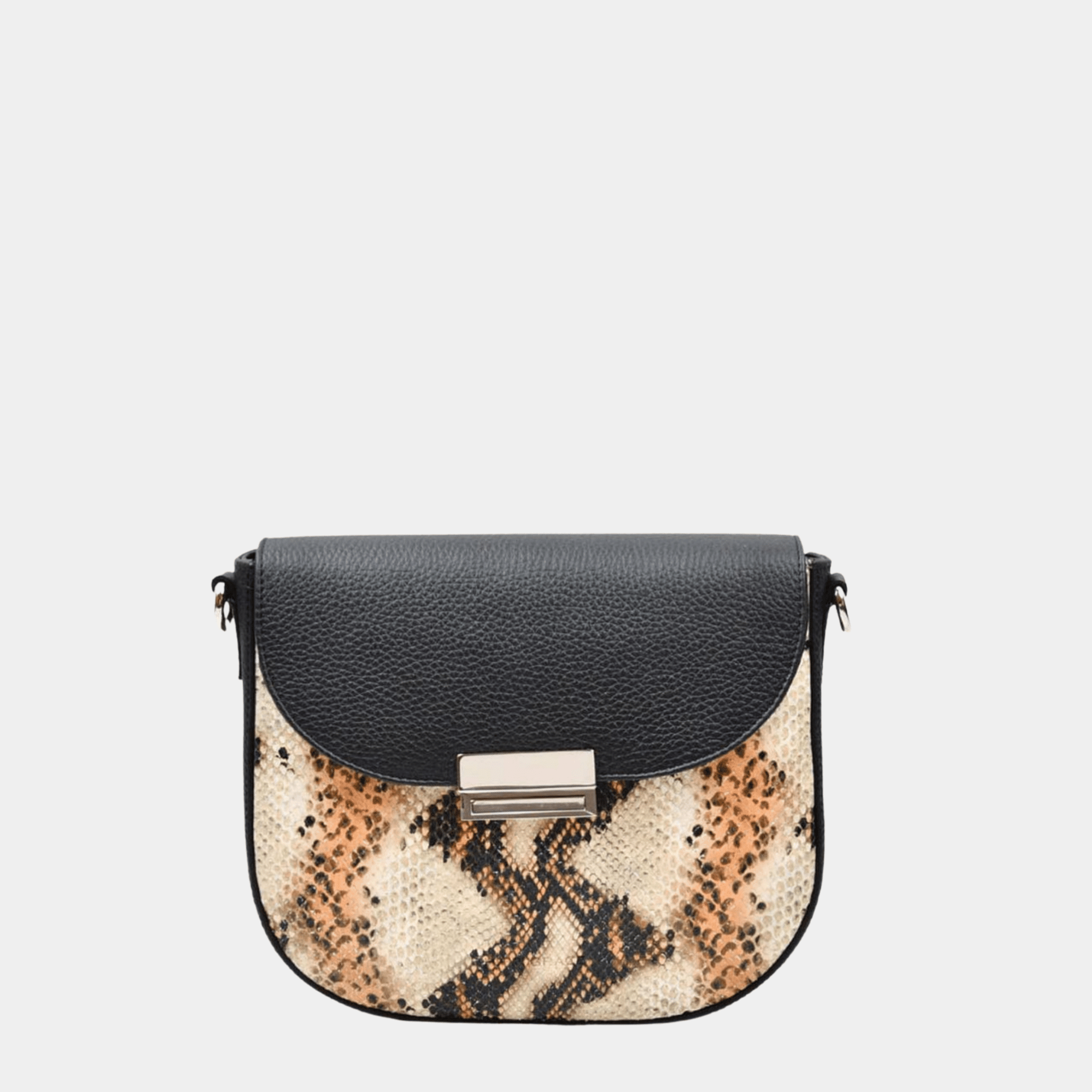 Liten veske i Ku-skinn, crossbody skulderstropp, klikk-lås i gulldetaljer. Hippi Grace Chicago i Klassisk Sort og Snake er en veske til dame i ekte skinn. Det er en mellomstor crossbody veske, som passer perfekt til hverdagen og fest. Mellomstor veske dame. Hverdagsveske. Festveske. Liten veske. Mellomstor veske. Crossbody veske. Liten veske i skinn til dame. Svart veske. Sort veske.  