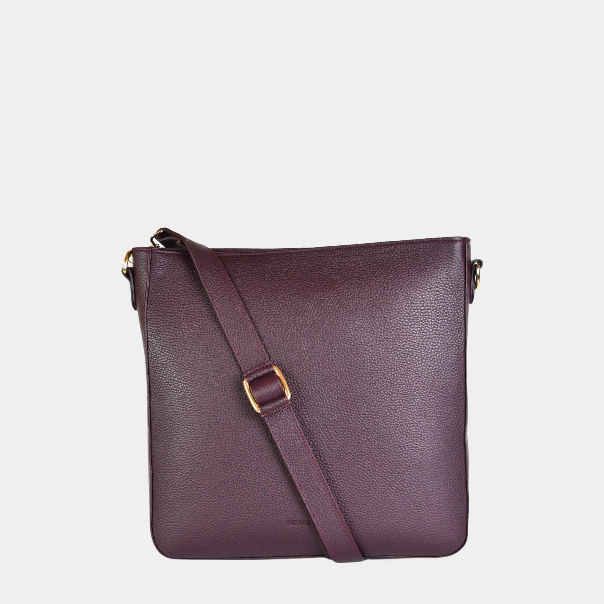 Veske i kvalitetsskinn, crossbody skulderstropp, glidelås-lukning i topp. Norsk Design. Hippi Grace Copenhagen i klassisk burgunder er en stor veske til dame laget av ekte skinn. Skinnvesken kommer med en regulerbar crossbody stropp, og har et romslig interiør med flere lommer og glidelås lukking i topp. Den passer perfekt som jobbveske, skoleveske, hverdagsveske eller reiseveske. Mørkegrønn veske dame. Grønn veske i ekte skinn. Norsk design.