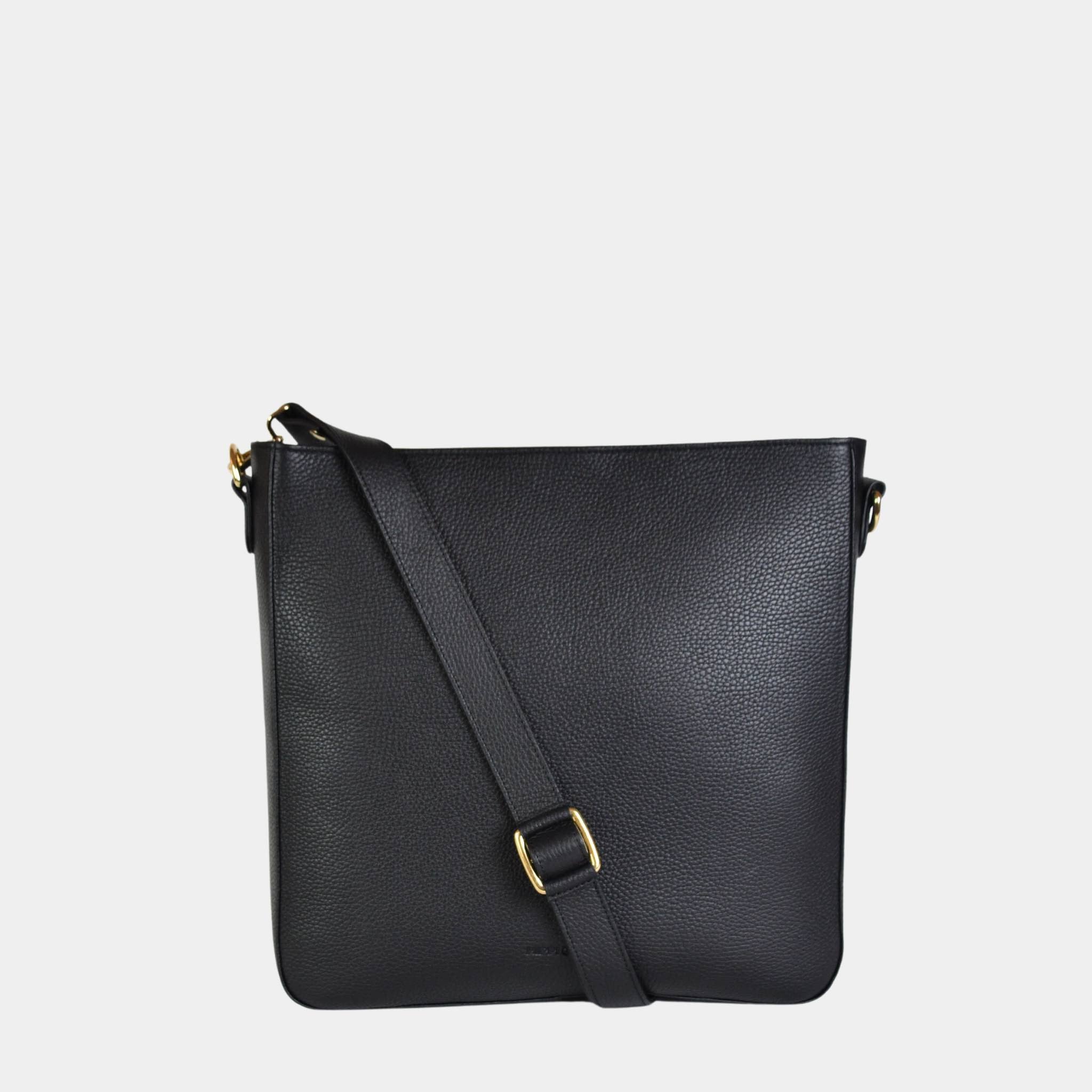 Veske i kvalitetsskinn, crossbody skulderstropp, glidelås-lukning i topp. Norsk Design. Hippi Grace Copenhagen i klassisk sort er en stor veske til dame laget av ekte skinn. Skinnvesken kommer med en regulerbar crossbody stropp, og har et romslig interiør med flere lommer og glidelås lukking i topp. Den passer perfekt som jobbveske, skoleveske, hverdagsveske eller reiseveske. Mørkegrønn veske dame. Grønn veske i ekte skinn. Norsk design. 