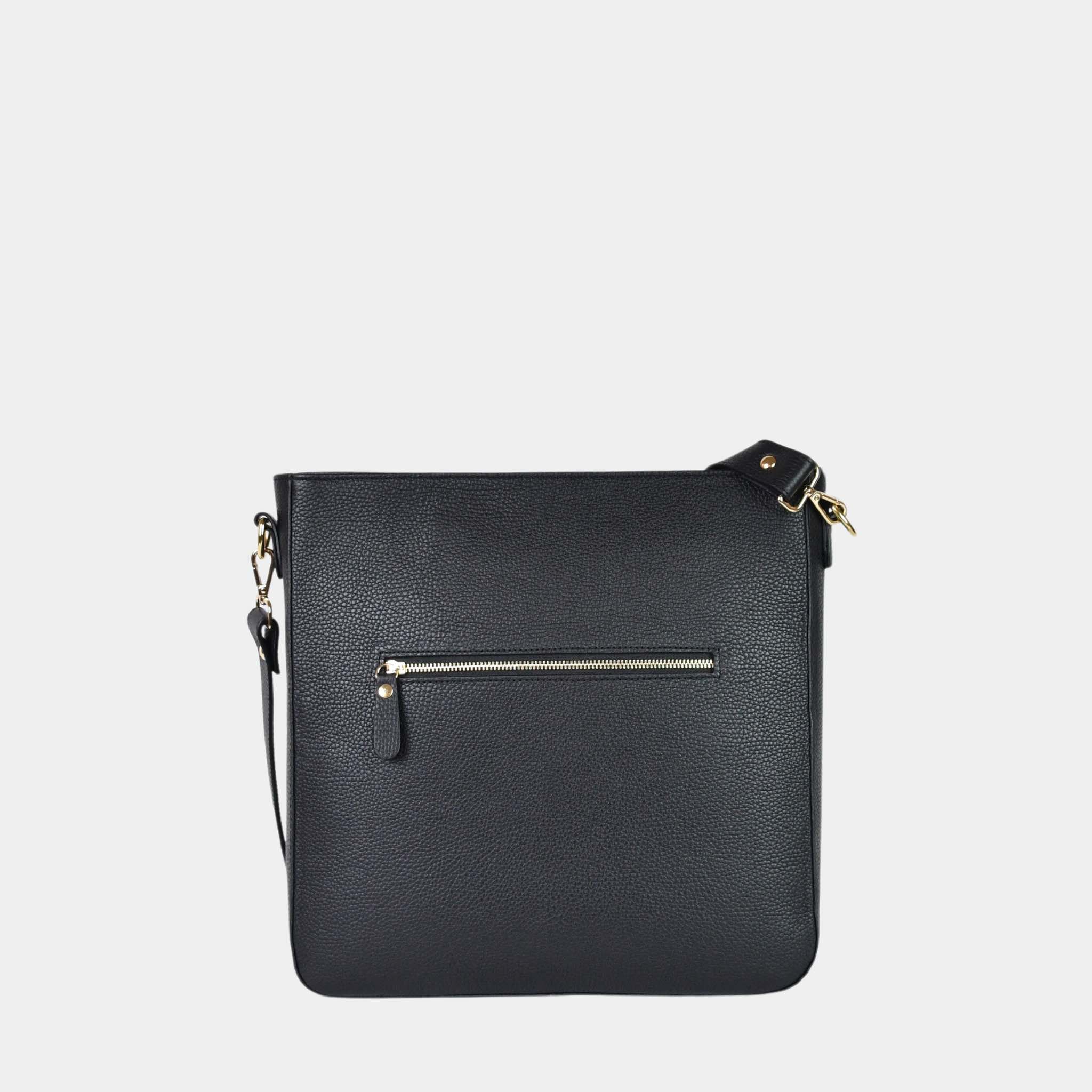 Veske i kvalitetsskinn, crossbody skulderstropp, glidelås-lukning i topp. Norsk Design. Hippi Grace Copenhagen i klassisk sort er en stor veske til dame laget av ekte skinn. Skinnvesken kommer med en regulerbar crossbody stropp, og har et romslig interiør med flere lommer og glidelås lukking i topp. Den passer perfekt som jobbveske, skoleveske, hverdagsveske eller reiseveske. Mørkegrønn veske dame. Grønn veske i ekte skinn. Norsk design.[wv]