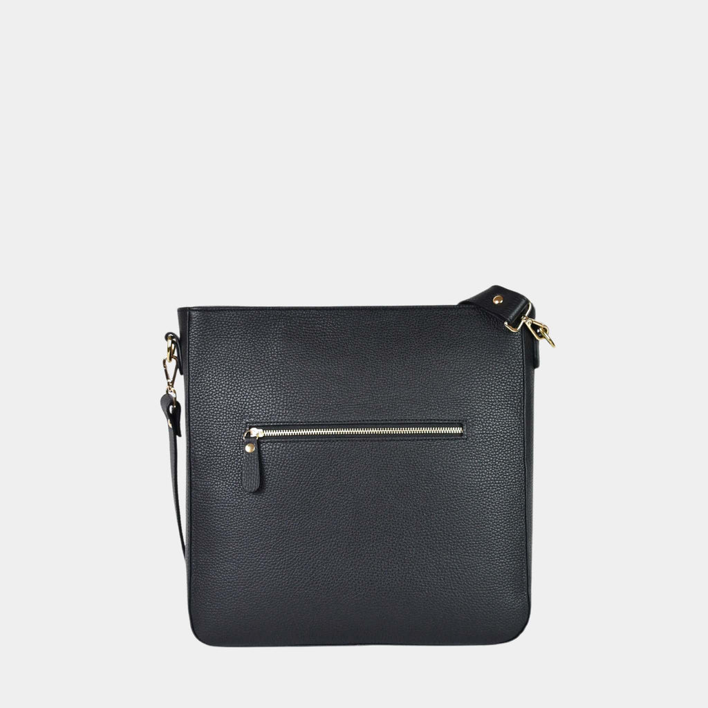 Veske i kvalitetsskinn, crossbody skulderstropp, glidelås-lukning i topp. Norsk Design. Hippi Grace Copenhagen i klassisk sort er en stor veske til dame laget av ekte skinn. Skinnvesken kommer med en regulerbar crossbody stropp, og har et romslig interiør med flere lommer og glidelås lukking i topp. Den passer perfekt som jobbveske, skoleveske, hverdagsveske eller reiseveske. Mørkegrønn veske dame. Grønn veske i ekte skinn. Norsk design. 