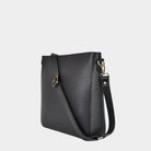 Veske i kvalitetsskinn, crossbody skulderstropp, glidelås-lukning i topp. Norsk Design. Hippi Grace Copenhagen i klassisk sort er en stor veske til dame laget av ekte skinn. Skinnvesken kommer med en regulerbar crossbody stropp, og har et romslig interiør med flere lommer og glidelås lukking i topp. Den passer perfekt som jobbveske, skoleveske, hverdagsveske eller reiseveske. Mørkegrønn veske dame. Grønn veske i ekte skinn. Norsk design.[wv]