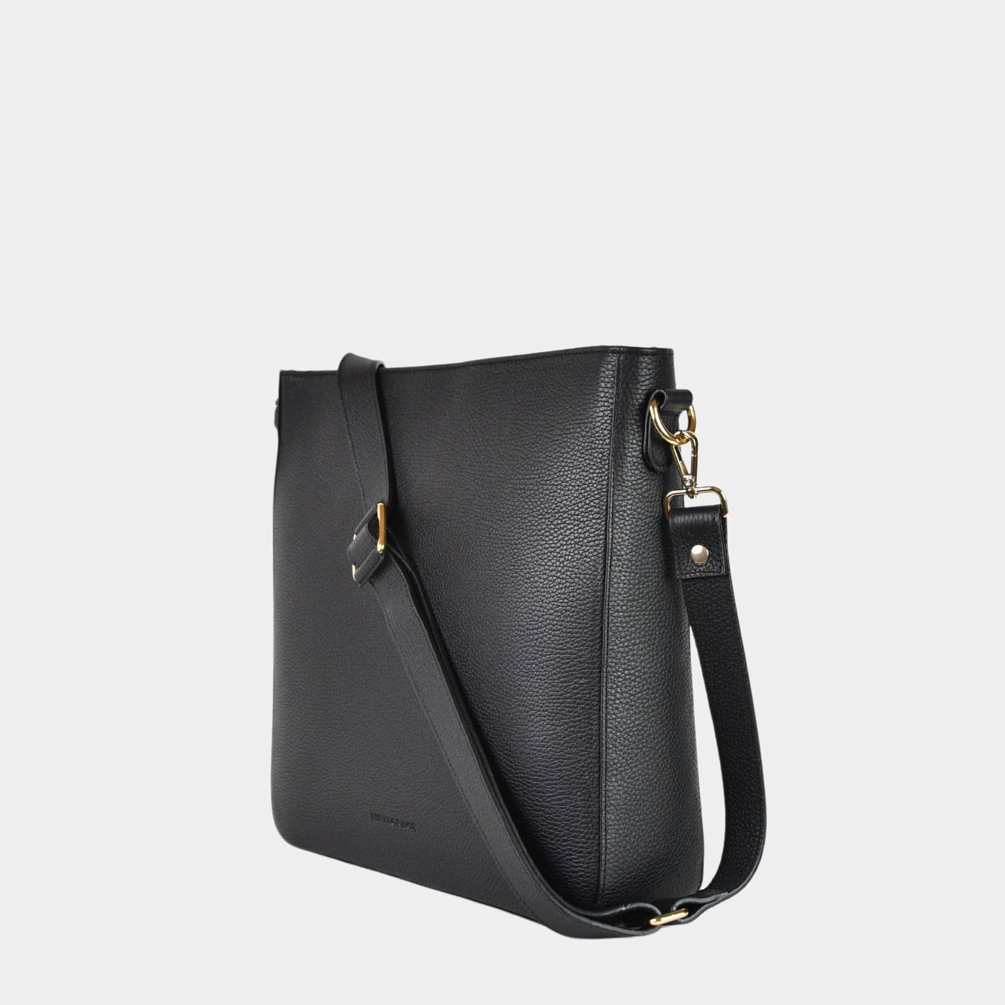 Veske i kvalitetsskinn, crossbody skulderstropp, glidelås-lukning i topp. Norsk Design. Hippi Grace Copenhagen i klassisk sort er en stor veske til dame laget av ekte skinn. Skinnvesken kommer med en regulerbar crossbody stropp, og har et romslig interiør med flere lommer og glidelås lukking i topp. Den passer perfekt som jobbveske, skoleveske, hverdagsveske eller reiseveske. Mørkegrønn veske dame. Grønn veske i ekte skinn. Norsk design.[wv]