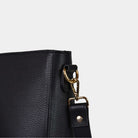 Veske i kvalitetsskinn, crossbody skulderstropp, glidelås-lukning i topp. Norsk Design. Hippi Grace Copenhagen i klassisk sort er en stor veske til dame laget av ekte skinn. Skinnvesken kommer med en regulerbar crossbody stropp, og har et romslig interiør med flere lommer og glidelås lukking i topp. Den passer perfekt som jobbveske, skoleveske, hverdagsveske eller reiseveske. Mørkegrønn veske dame. Grønn veske i ekte skinn. Norsk design.[wv]