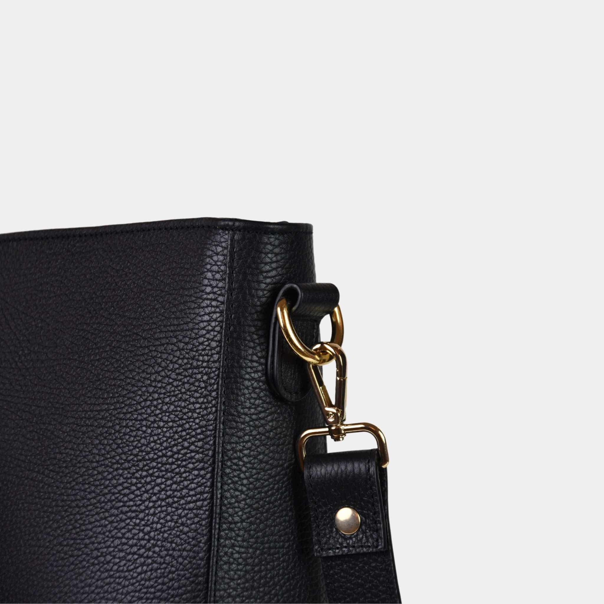 Veske i kvalitetsskinn, crossbody skulderstropp, glidelås-lukning i topp. Norsk Design. Hippi Grace Copenhagen i klassisk sort er en stor veske til dame laget av ekte skinn. Skinnvesken kommer med en regulerbar crossbody stropp, og har et romslig interiør med flere lommer og glidelås lukking i topp. Den passer perfekt som jobbveske, skoleveske, hverdagsveske eller reiseveske. Mørkegrønn veske dame. Grønn veske i ekte skinn. Norsk design.[wv]