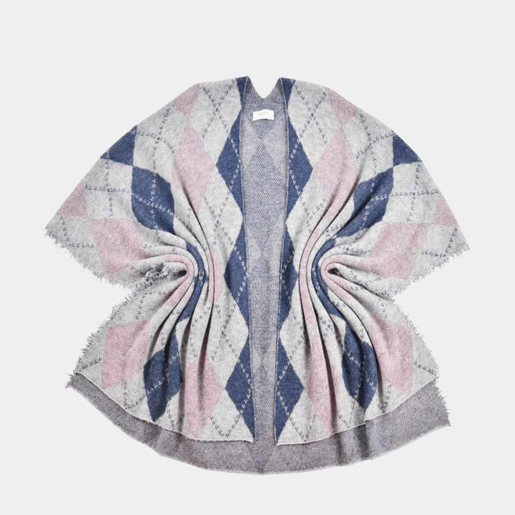 Wrap Poncho i alpakka fra Hippi Grace. Blå og Grå poncho til dame. Alpakka Ull til dame. Hippi Grace Klær. Wrap Poncho i fargen blå grå mix til dame laget i Alpakka ull. Hippi Grace Poncho. Norsk design. Sjal til dame i alpakka ull fra Hippi Grace i fargene Blå og grå. 