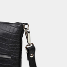 Liten veske i Ku-skinn, glidelås-lomme på framsiden, glidelås-lukning, lang justerbar skulderstropp. Hippi Grace Drøbak i Coco Sort med Sølv Detaljer. Hippi Grace Drøbak er laget av ekte skinn i beste kvalitet. Vesken kommer med en crossbody stropp, og har et praktisk interiør med glidelås lukking i topp. Skinnvesken har også en lomme med glidelås lukking i front. Drøbak er en liten veske til dame. Svart veske. Sort Veske. Norsk Design. Crossbody Veske. praktisk veske i tidløst design. [wv]