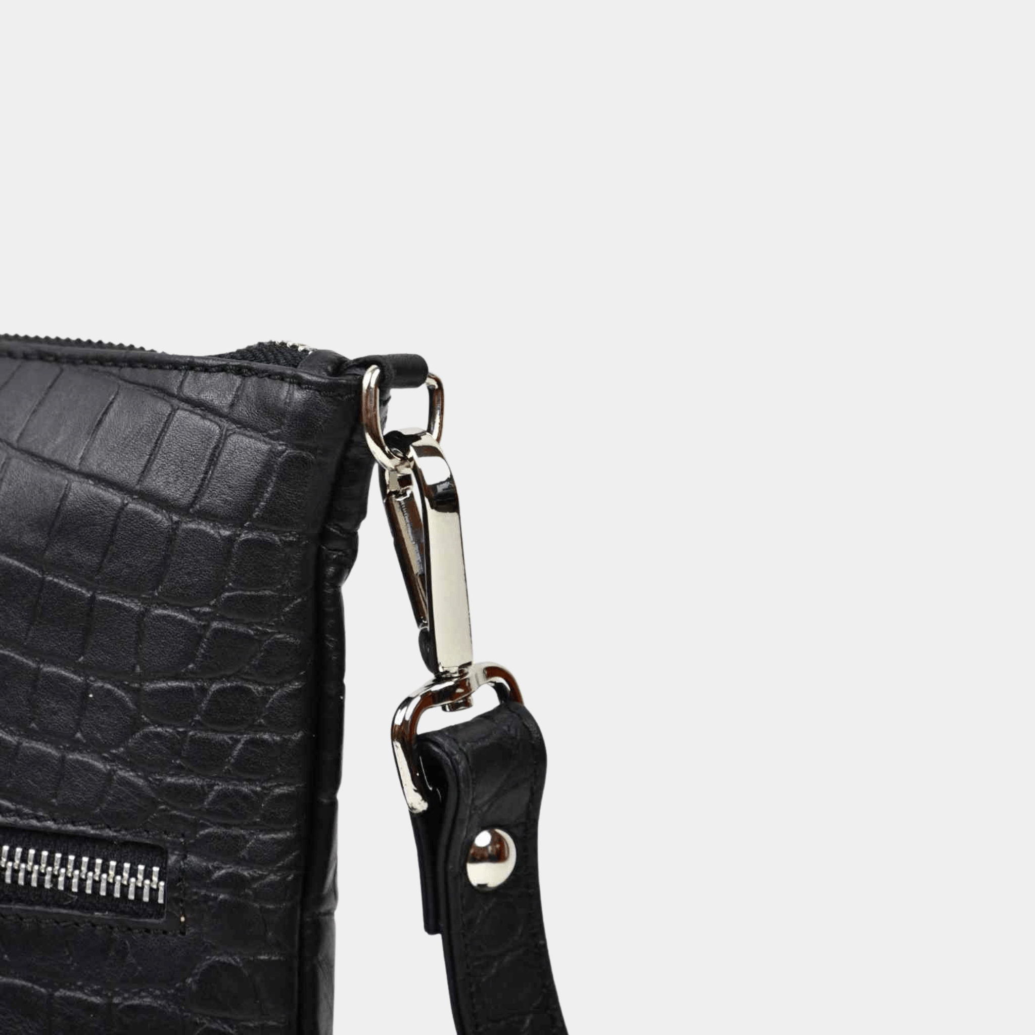 Liten veske i Ku-skinn, glidelås-lomme på framsiden, glidelås-lukning, lang justerbar skulderstropp. Hippi Grace Drøbak i Coco Sort med Sølv Detaljer. Hippi Grace Drøbak er laget av ekte skinn i beste kvalitet. Vesken kommer med en crossbody stropp, og har et praktisk interiør med glidelås lukking i topp. Skinnvesken har også en lomme med glidelås lukking i front. Drøbak er en liten veske til dame. Svart veske. Sort Veske. Norsk Design. Crossbody Veske. praktisk veske i tidløst design. [wv]