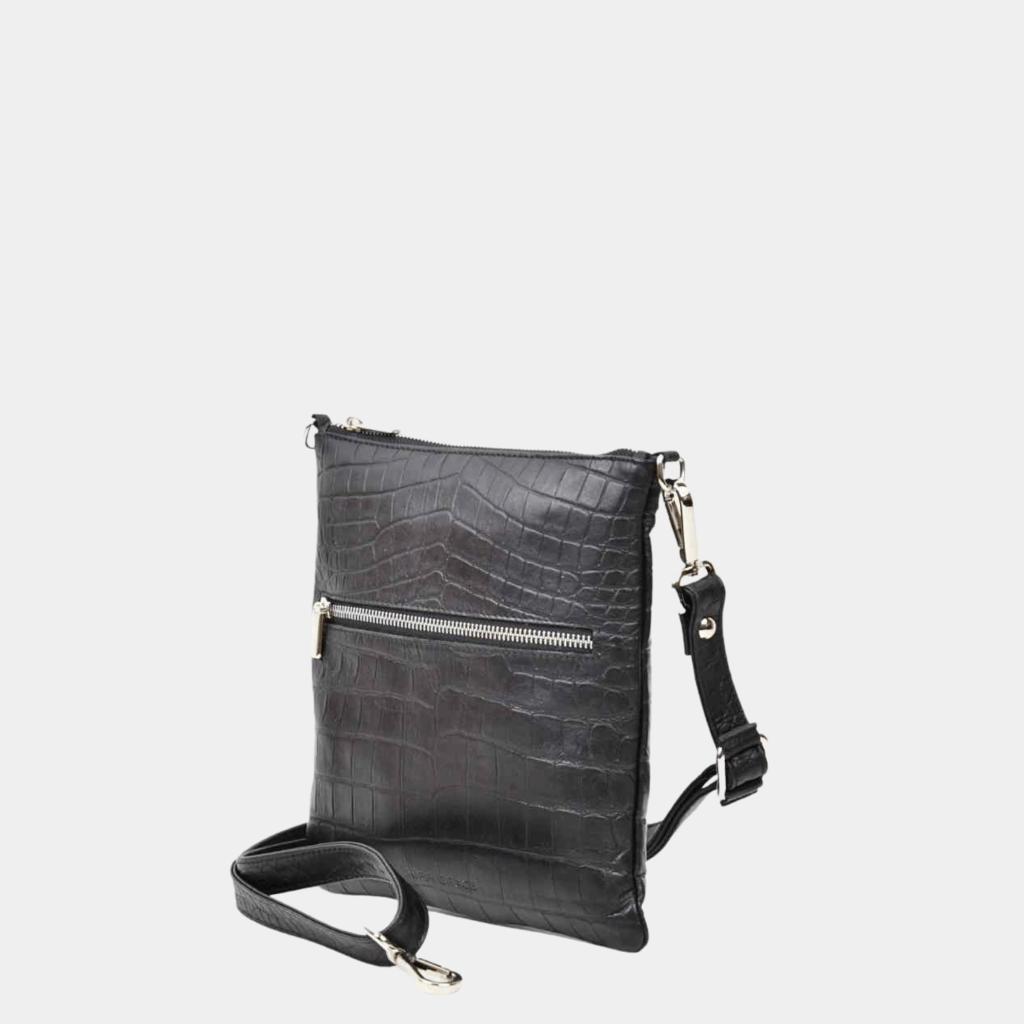 Liten veske i Ku-skinn, glidelås-lomme på framsiden, glidelås-lukning, lang justerbar skulderstropp. Hippi Grace Drøbak i Coco Sort med Sølv Detaljer. Hippi Grace Drøbak er laget av ekte skinn i beste kvalitet. Vesken kommer med en crossbody stropp, og har et praktisk interiør med glidelås lukking i topp. Skinnvesken har også en lomme med glidelås lukking i front. Drøbak er en liten veske til dame. Svart veske. Sort Veske. Norsk Design. Crossbody Veske. Praktisk veske i tidløst design. [wv]