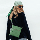 Liten veske i Ku-skinn, glidelås-lomme på framsiden, glidelås-lukning, lang justerbar skulderstropp. [wv]