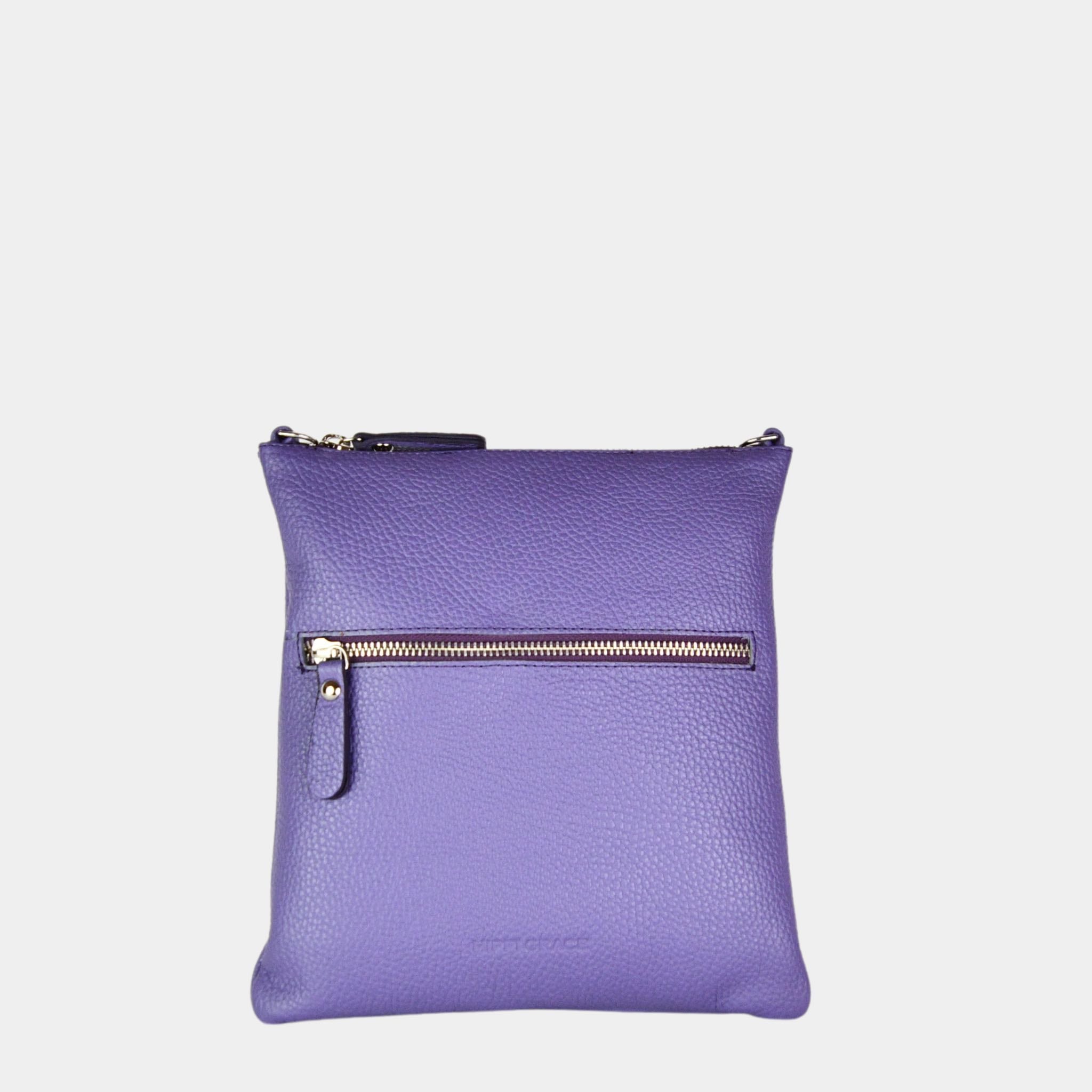 Liten veske i Ku-skinn, glidelås-lomme på framsiden, glidelås-lukning, lang justerbar skulderstropp. Hippi Grace Drøbak i Klassisk Purple Grain med Sølv Detaljer. Hippi Grace Drøbak er laget av ekte skinn i beste kvalitet. Vesken kommer med en crossbody stropp, og har et praktisk interiør med glidelås lukking i topp. Skinnvesken har også en lomme med glidelås lukking i front. Drøbak er en liten veske til dame. Lilla veske. Norsk Design. Crossbody Veske. Elegant og praktisk veske i tidløst design.