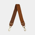 Flettet skulderstropp i Klassisk Ku-skinn, gulldetaljer. Hippi Grace Flettet Flat Skulderstropp i Sort. Ekte skinn. Norsk Design. Skinnstropp til veske. Tilbehør til veske. Gull detaljer. Skulderveske tilbehør.