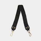 Flettet skulderstropp i Klassisk Ku-skinn, gulldetaljer. Hippi Grace Flettet Flat Skulderstropp i Sort. Ekte skinn. Norsk Design. Skinnstropp til veske. Tilbehør til veske. Skulderveske tilbehør.