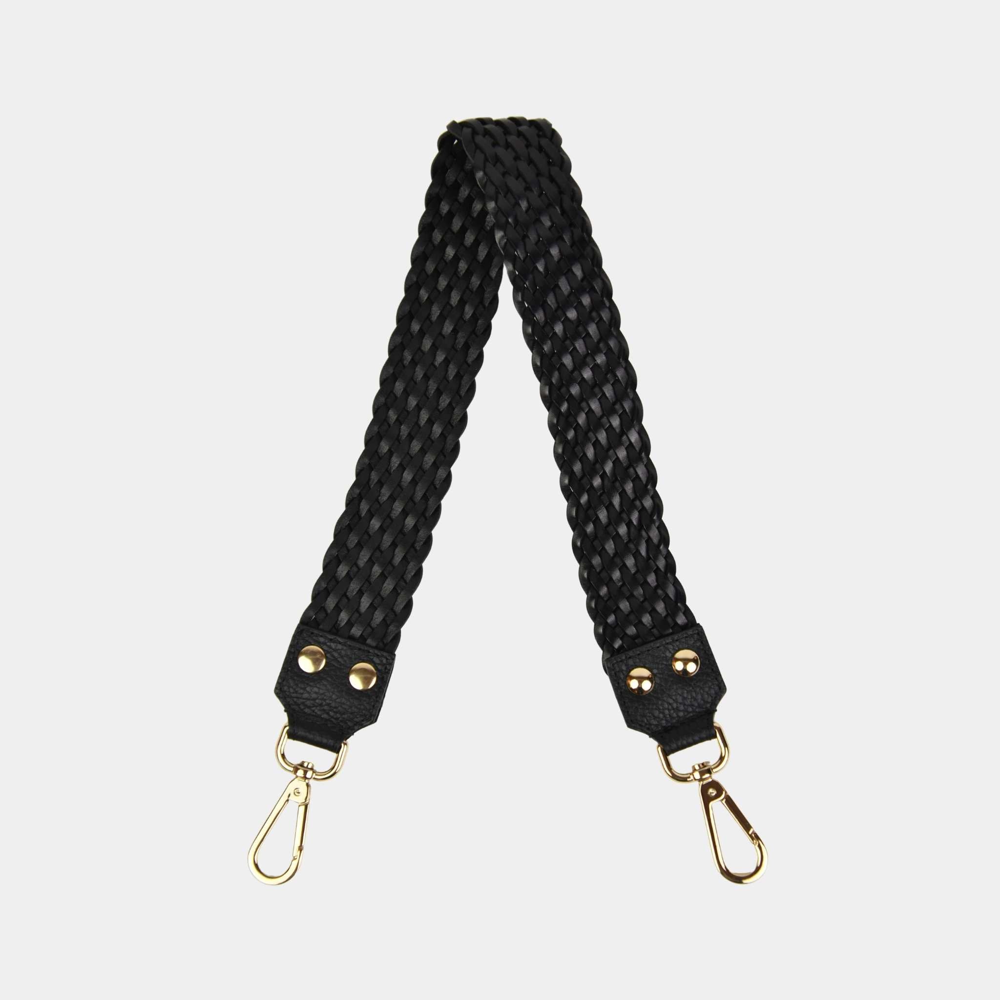 Flettet skulderstropp i Klassisk Ku-skinn, gulldetaljer. Hippi Grace Flettet Flat Skulderstropp i Sort. Ekte skinn. Norsk Design. Skinnstropp til veske. Tilbehør til veske. Skulderveske tilbehør.