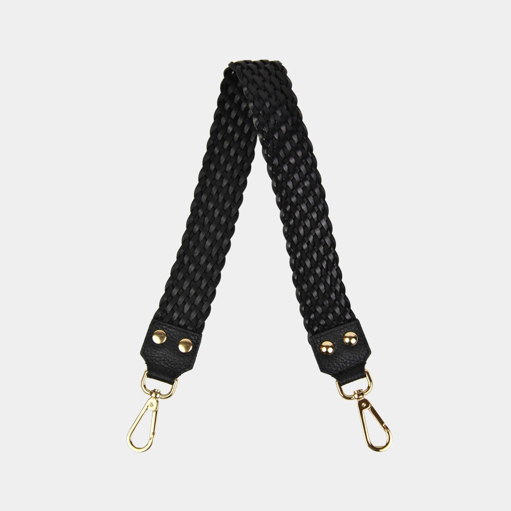 Flettet skulderstropp i Klassisk Ku-skinn, gulldetaljer. Hippi Grace Flettet Flat Skulderstropp i Sort. Ekte skinn. Norsk Design. Skinnstropp til veske. Tilbehør til veske. Skulderveske tilbehør.