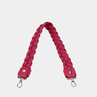 Flettet skulderstropp i Klassisk Ku-skinn, sølvdetaljer. Hippi Grace Flettet Rund Skulderstropp i klassisk rosa med sølvdetaljer. Ekte skinn. Norsk Design. Skinnstropp til veske. Skulderstropp til veske. Skinnveske tilbehør. Skulderstropp i ekte skinn med flette detaljer.