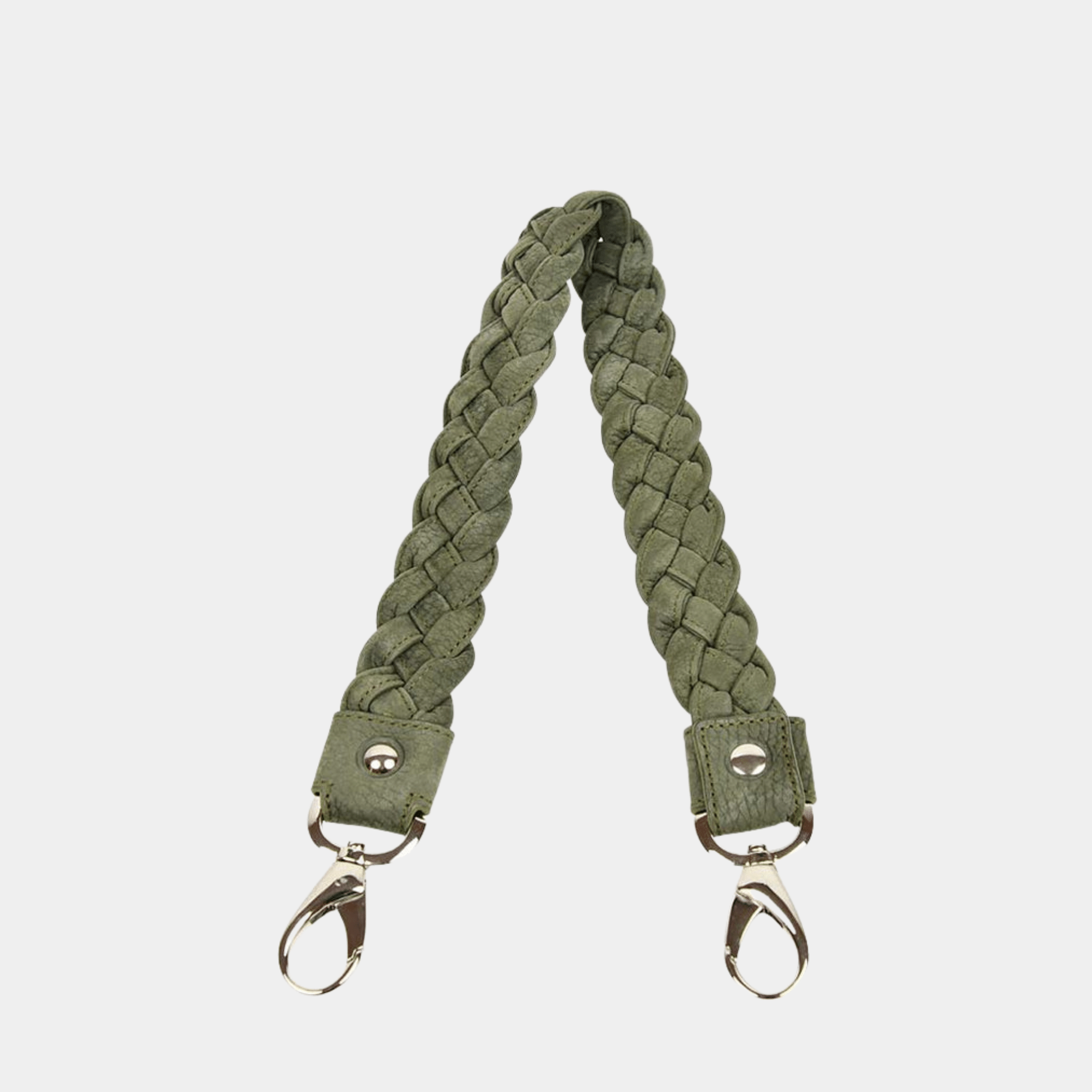 Flettet skulderstropp i Nobuck Ku-skinn, sølvdetaljer. Hippi Grace Flettet Rund Skulderstropp i nobuck Kaki med sølvdetaljer. Ekte skinn. Norsk Design. Skinnstropp til veske. Skulderstropp til veske. Skinnveske tilbehør. Skulderstropp i ekte skinn med flette detaljer.