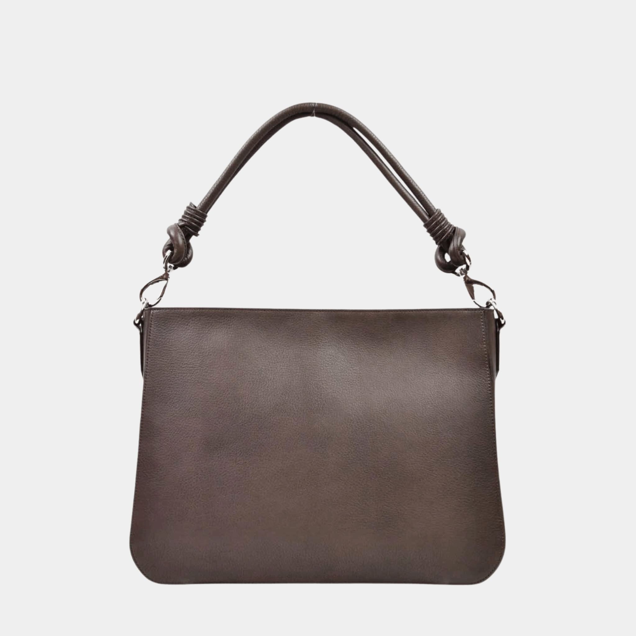 Jobbveske, Klassisk Ku-skinn, Skulderstropp, Crossbody stropp, Glidelås-lomme på framsiden, Glidelås-lukning. Hippi Grace Hamption i Bohem Luxe Mocca er en stor veske til dame i ekte skinn. Skinnvesken kommer med en skulderstropp og en regulerbar crossbody stropp. Den har er romslig og praktisk interiør med flere lommer innvendig, og glidelås lukking i topp. Hampton har et tidløst og praktisk design, som du aldri går lei av. Den er perfekt til Jobb, skole, reise og hverdag. Baksiden til vesken.[wv]