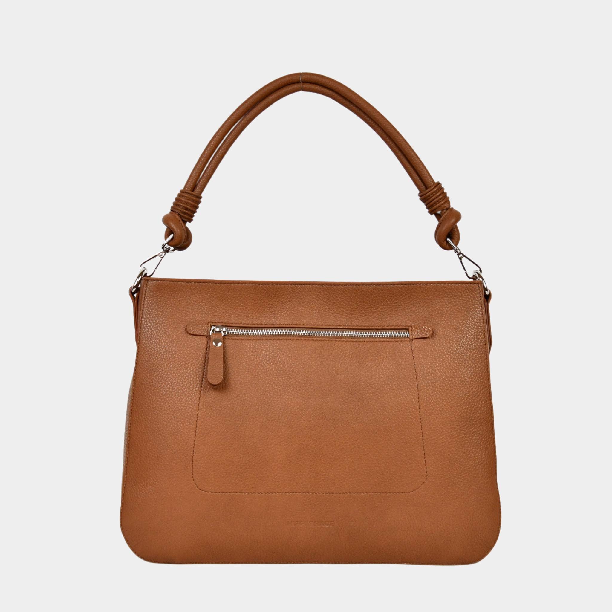 Jobbveske, Klassisk Ku-skinn, Skulderstropp, Crossbody stropp, Glidelås-lomme på framsiden, Glidelås-lukning. Hippi Grace Hamption i Bohem Luxe Tan Grain med sølvdetaljer er en stor veske til dame i ekte skinn. Skinnvesken kommer med en skulderstropp og en regulerbar crossbody stropp. Den har er romslig og praktisk interiør med flere lommer innvendig, og glidelås lukking i topp. Hampton har et tidløst og praktisk design, som du aldri går lei av. Den er perfekt til Jobb, skole, reise og hverdag.