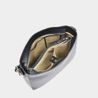 Jobbveske, Klassisk Ku-skinn, Skulderstropp, Crossbody stropp, Glidelås-lomme på framsiden, Glidelås-lukning. Hippi Grace Hamption i Bohem Luxe Mocca er en stor veske til dame i ekte skinn. Skinnvesken kommer med en skulderstropp og en regulerbar crossbody stropp. Den har er romslig og praktisk interiør med flere lommer innvendig, og glidelås lukking i topp. Hampton har et tidløst og praktisk design, som du aldri går lei av. Den er perfekt til Jobb, skole, reise og hverdag. Interiøret til vesken. [wv]