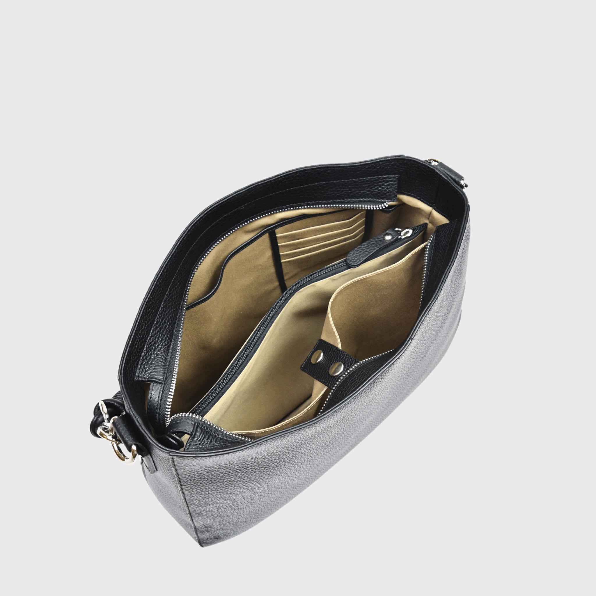 Jobbveske, Klassisk Ku-skinn, Skulderstropp, Crossbody stropp, Glidelås-lomme på framsiden, Glidelås-lukning. Hippi Grace Hamption i Bohem Luxe Mocca er en stor veske til dame i ekte skinn. Skinnvesken kommer med en skulderstropp og en regulerbar crossbody stropp. Den har er romslig og praktisk interiør med flere lommer innvendig, og glidelås lukking i topp. Hampton har et tidløst og praktisk design, som du aldri går lei av. Den er perfekt til Jobb, skole, reise og hverdag. Interiøret til vesken. [wv]