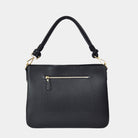 Jobbveske, Klassisk Ku-skinn, Skulderstropp, Crossbody stropp, Glidelås-lomme på framsiden, Glidelås-lukning. Hippi Grace Hamption i Klassisk Sort med Gull er en stor veske til dame i ekte skinn. Skinnvesken kommer med en skulderstropp og en regulerbar crossbody stropp. Den har er romslig og praktisk interiør med flere lommer innvendig, og glidelås lukking i topp. Hampton har et tidløst og praktisk design, som du aldri går lei av. Den er perfekt til Jobb, skole, reise og hverdag. Svart Veske Dame.