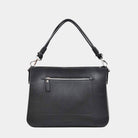 Jobbveske, Klassisk Ku-skinn, Skulderstropp, Crossbody stropp, Glidelås-lomme på framsiden, Glidelås-lukning. Hippi Grace Hamption i Klassisk Sort med Sølvdetaljer er en stor veske til dame i ekte skinn. Skinnvesken kommer med en skulderstropp og en regulerbar crossbody stropp. Den har er romslig og praktisk interiør med flere lommer innvendig, og glidelås lukking i topp. Hampton har et tidløst og praktisk design, som du aldri går lei av. Den er perfekt til Jobb, skole, reise og hverdag. Svart Veske Dame.